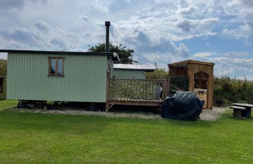 Oakley View Shepherds Hut with hot tub - Photo 33