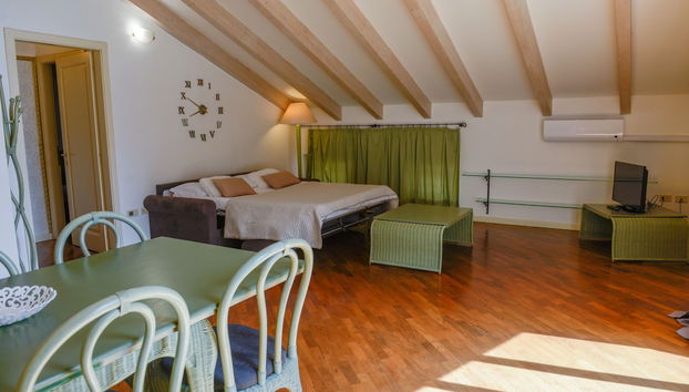 1Dest - Queen of the Lake - Foto 2, Imagen principal