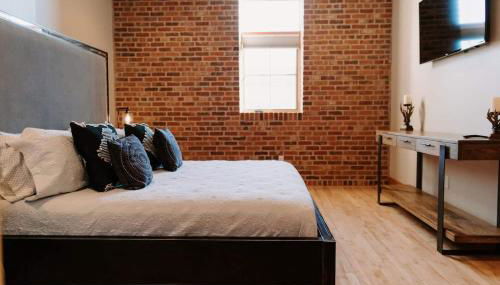 Stylish Main St Loft with Balconies and Garage - Foto 4