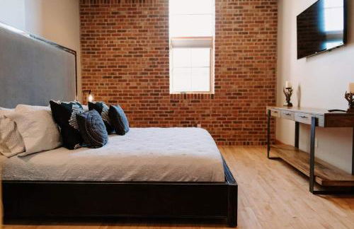 Stylish Main St Loft with Balconies and Garage - Foto 4