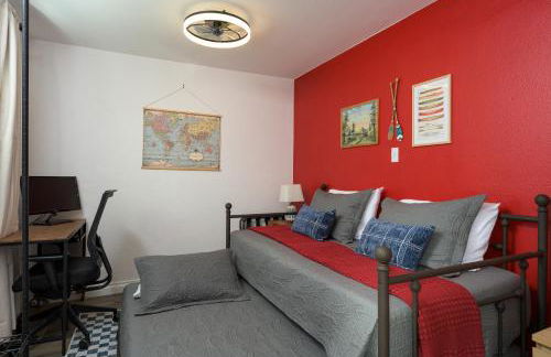 Cozy Family Retreat with Yard - Walk to Olde Town - Foto 6