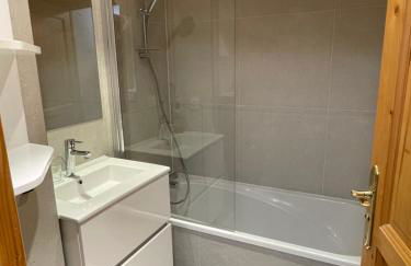 Meribel Centre La Chaudanne, real ski in and out right on slopes, 3 bedrooms 2 bathrooms, newly renovated, Chalet l'Épervière - Foto 20