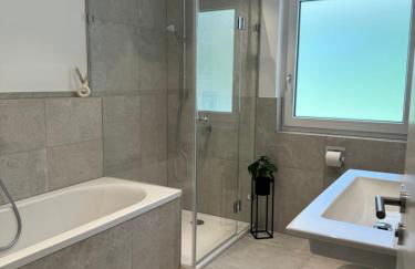 Neubau, Bergpanorama, gute Lage, Tiefgarage - Foto 20