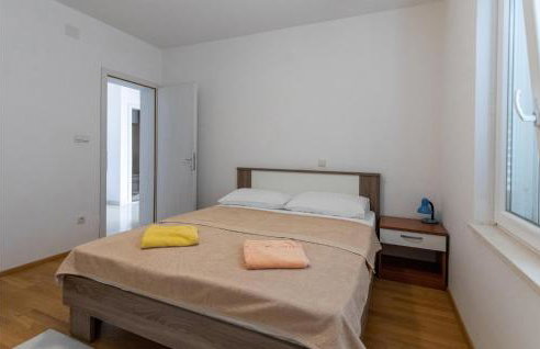 2 Bedroom Amazing Apartment In Klek - Photo 11