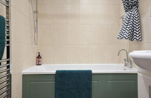 Stupton House, Large 3 Bed House that Sleeps 8 with Full Size Pool Table & FREE Parking - Hosted by Stay Host Save - Foto 8