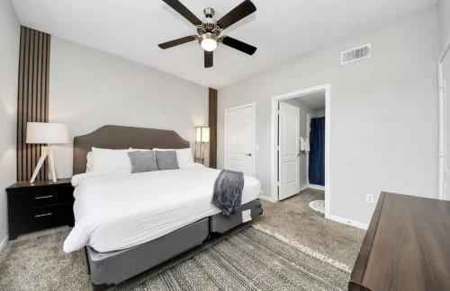 LUX Resort Inspired 2BR Near Houston Pool Gym - Foto 9