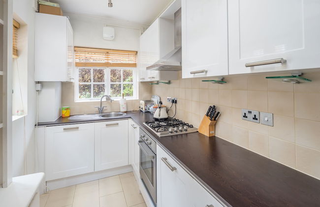 JOIVY Homely 2 Bed Riverside Flat with Patio in Hammersmith - Foto 8