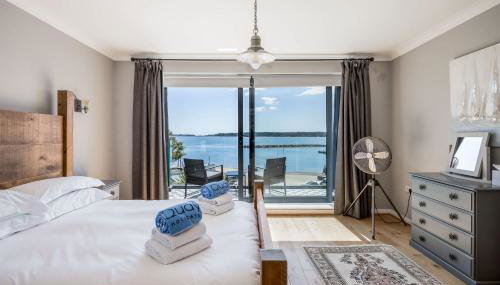 Candle Island View - Superb Harbour Views from Three Floors - Foto 5, towels, wardrobe