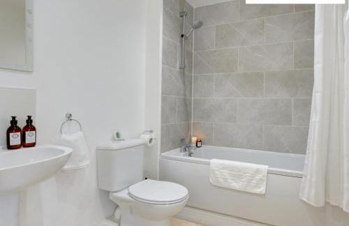 LARGE 4 Bedroom Semi-Detached House Sleeps 7 By Klarok Short Lets & Serviced Accommodation - Foto 38