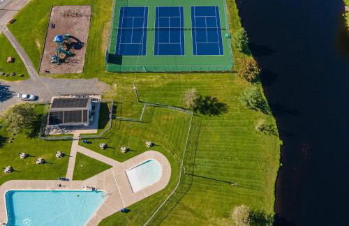 Evergreen Escape Hot Tub Firepit Resort Pool - Foto 46