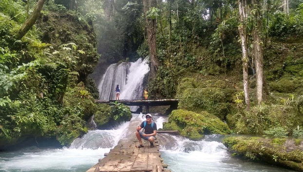 Visitando a catarata Honolulo