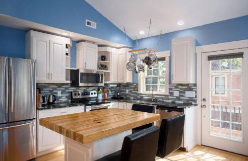 Back Alley Apartment, walk Downtown and Duke - Photo 4