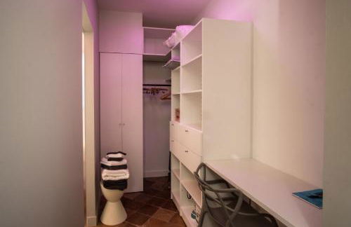 room five - parking, balnéothérapie, place nationale, un havre de paix - Foto 10