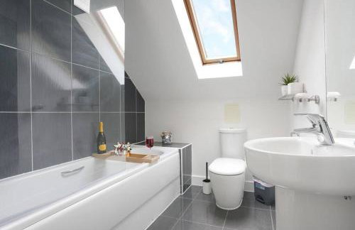 Stylish 6 Bedroom 3 Bathroom Detached House with Free Parking, Super-Fast Wifi, Pool Table, Smart TVs with Netflix by Yoko Property - Foto 15