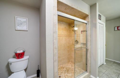 Spacious Arkansas Abode with Balcony and Fire Pit! - Foto 15