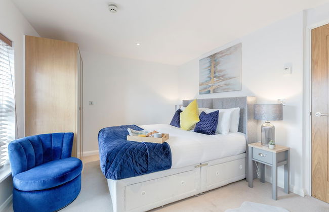 Spacious Apartment In The Heart Of Windsor - Photo 3