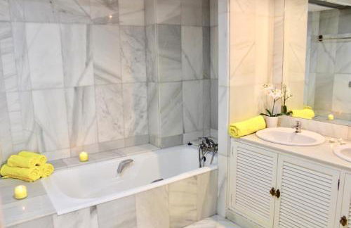 Puerto Banus Beachfront .Gray d´Albion . Amazing location - Photo 8