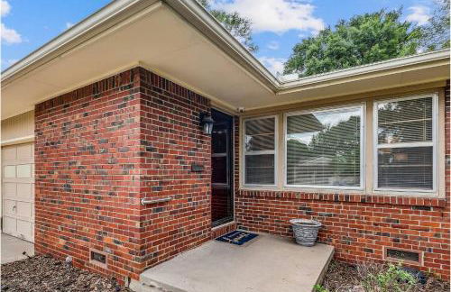 HotTub, King & PoolTable~East Wichita - Foto 28