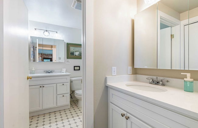 Private Beach Access + Water Views! Sleeps 18, Historic 6bdr Farmhouse w/ Deck - Foto 34