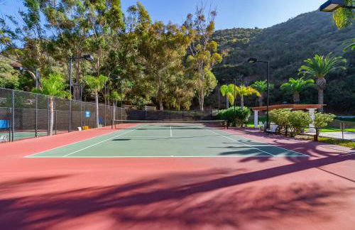 10-Star Property! Premium Ocean Views, Immaculate Corner Condo with Fireplace, New Golf Cart - Foto 47