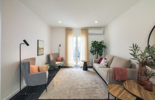 Modern 3BR Home, AC in All Rooms, Walk to 2 Beaches, Private Patio, Washer & Dryer - Photo 8