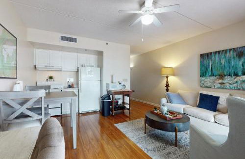 Dog-friendly downtown condo with riverfront balcony - walk to shops & eateries - Foto 5