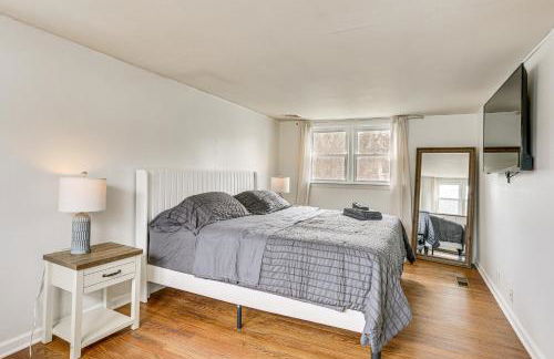 Walk to Lake Hopatcong Vibrant Home with Deck! - Foto 16