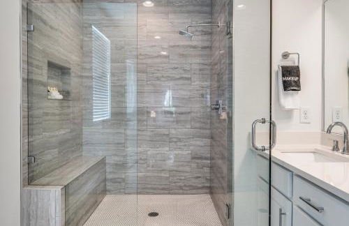 Nash House & Bars of Broadway with Patio Bar and Views! 8min Downtown! Sleeps 12! - Foto 35