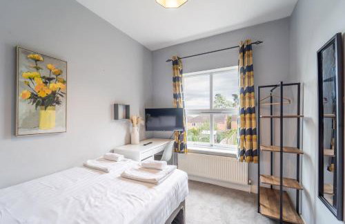 4 Bedroom Stylish House in Redditch - Free Parking - Photo 13