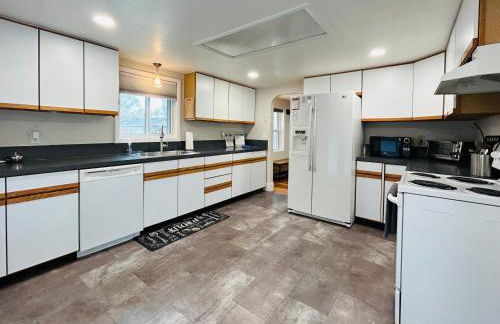 Little Blue Bungalow on Boise's Bench, Pet Friendly, Fully Fenced yard with doggie door! 2 miles from BSU, 5 minutes from Downtown Boise, Desk and workstation for remote workers, 2 TV's large walk-in closet, Good for mid-term stays - Foto 28