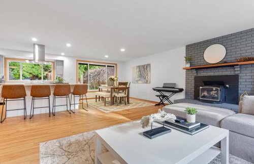 Charming and Spacious House with Relaxing Huge Deck - Foto 10