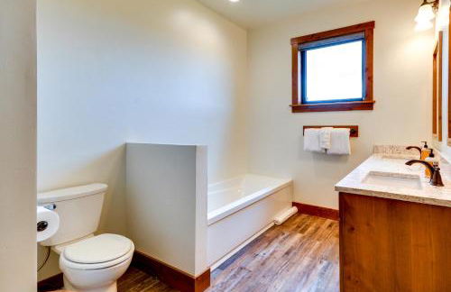 Sleek Red Lodge Home Rental with Private Hot Tub! - Foto 17