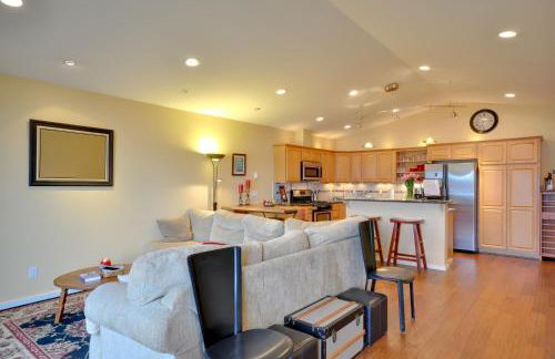 Waterfront Oregon Abode with Balcony and Ocean Views! - Foto 7