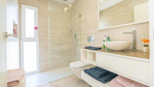 Black Pool House just 10 minutes away from the beach - Foto 5, towels, Shower