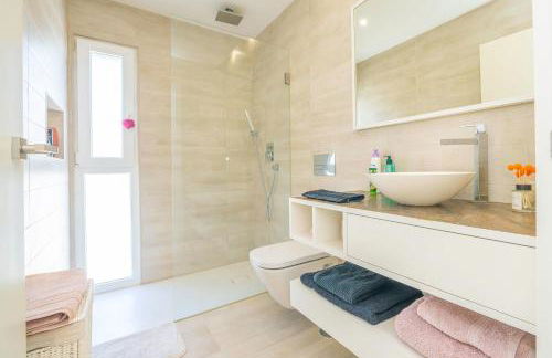 Black Pool House just 10 minutes away from the beach - Foto 5