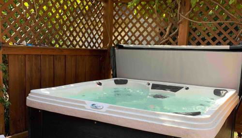 3 Bedroom Cozy Cottage with fenced in backyard and hot tub 4 miles to the beach - Foto 3