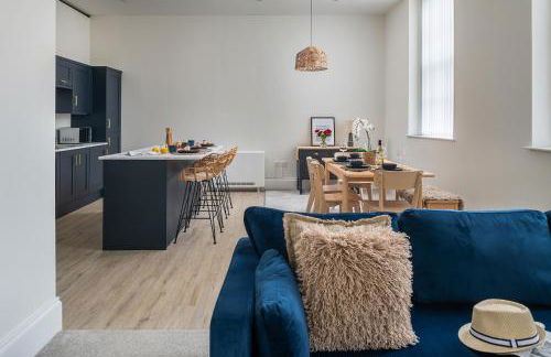 Charming 2 Bedroom Apartment in a Converted Chapel - Free Parking, Smart TV, Fast WiFi and Self-Check-In by Yoko Property - Foto 16