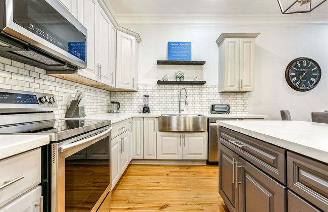 5BR with Pool - Great for Families - Near Everything - Foto 16