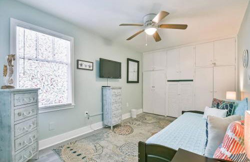 Coastal Blue Beach House with 3 Bedrooms and Just off the Seawall - Foto 28