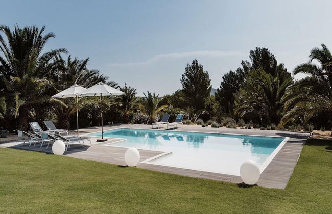 Modern Villa With Minimalistic Decor - Photo 28