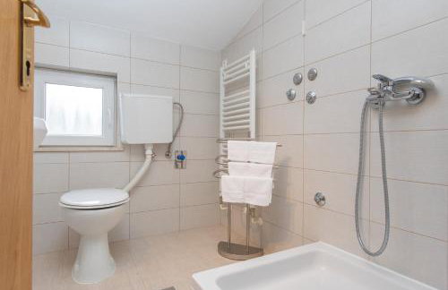 Holiday home Svilaja I Heated pool, family retreat - Photo 10