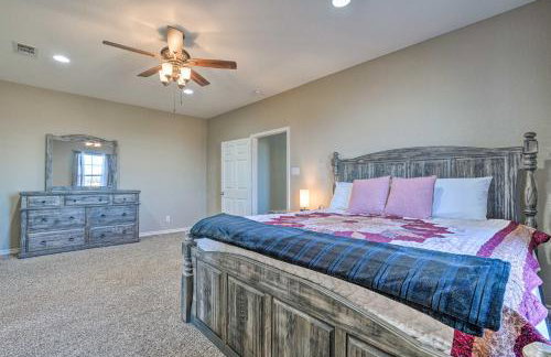 Peaceful Atascosa Home with Balcony and Deck! - Foto 14