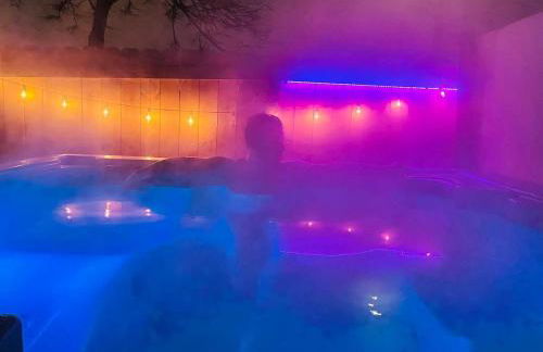 City Oasis Awaits Cozy DT Home With Hot Tub Vikings - Foto 28