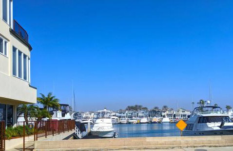 2026 Award Winner, Luxe 2BR, steps to sand & pier, with fire pit, AC and parking - Foto 33