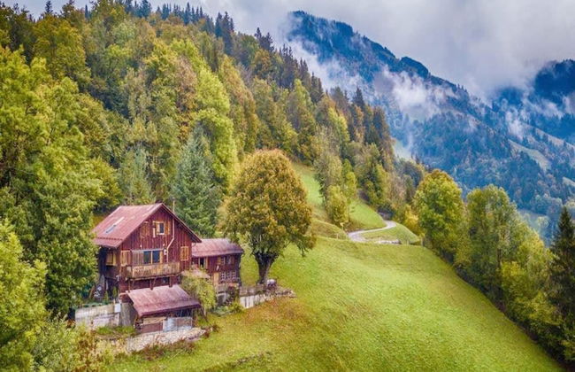 Chalet in Rossiniere Near Glacier & Lake - Foto 1