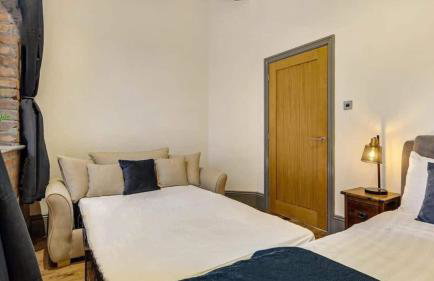 Central Warehouse Apt - Sleeps 8, Pet Friendly - Photo 7