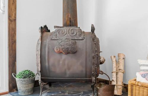 The Heartwood Hideaway-Charming Cabin Getaway-Trails, Creek, and Starry Nights - Foto 66