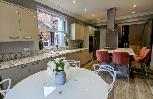 Robert Bolt House, Free Parking, 1 Minute to Metrolink - Photo 12