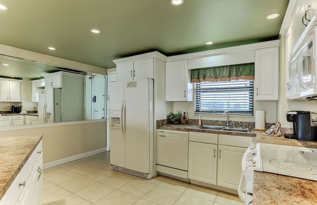 Tastefully Decorated Condo with Scenic Beach Views by RedAwning - Foto 10