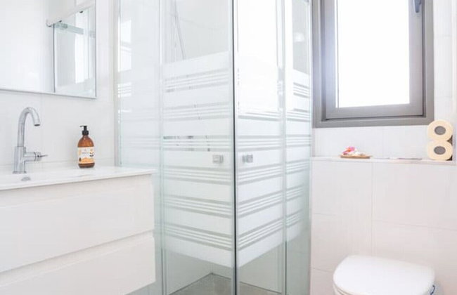 Vibrant Seaside Stay with Balcony by Sea N' Rent - Foto 19